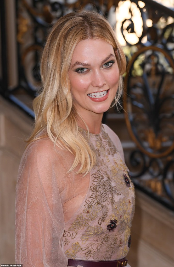 Karlie Kloss khoe dáng tuyệt mỹ với váy xuyên thấu - ảnh 2