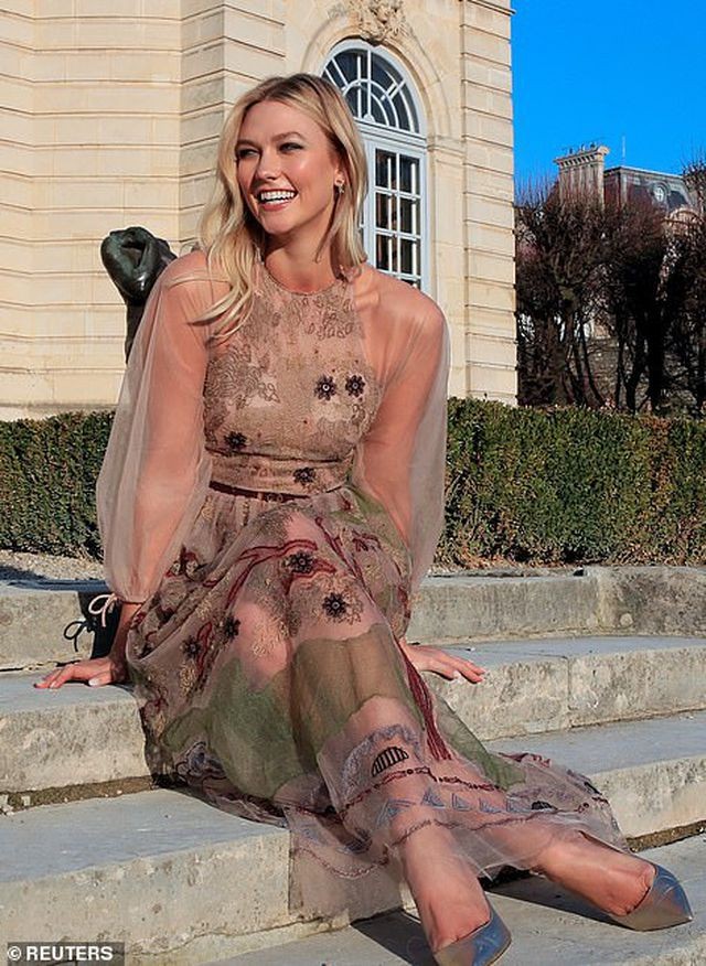 Karlie Kloss khoe dáng tuyệt mỹ với váy xuyên thấu - ảnh 4