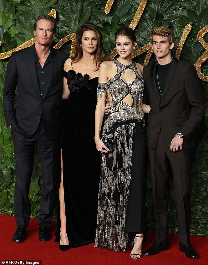 Con gái 17 tuổi của siêu mẫu Cindy Crawford gợi cảm nổi bật trên sàn diễn - ảnh 7