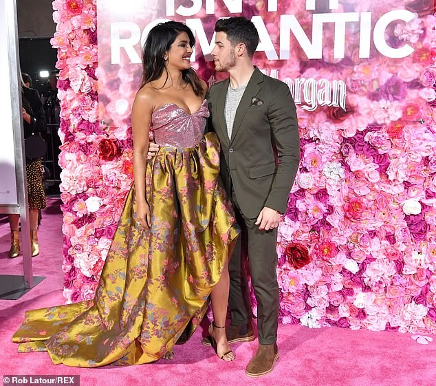 Hoa hậu thế giới Priyanka Chopra gợi cảm bên chồng kém 10 tuổi - ảnh 4