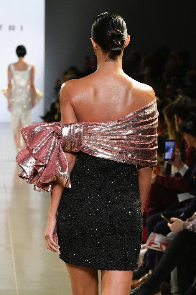 Siêu mẫu nội y Lais Ribeiro khoe dáng tuyệt mỹ trong show của Công Trí - ảnh 3