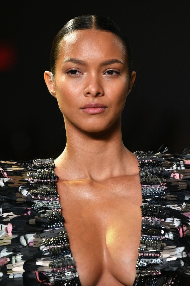Siêu mẫu nội y Lais Ribeiro khoe dáng tuyệt mỹ trong show của Công Trí - ảnh 7
