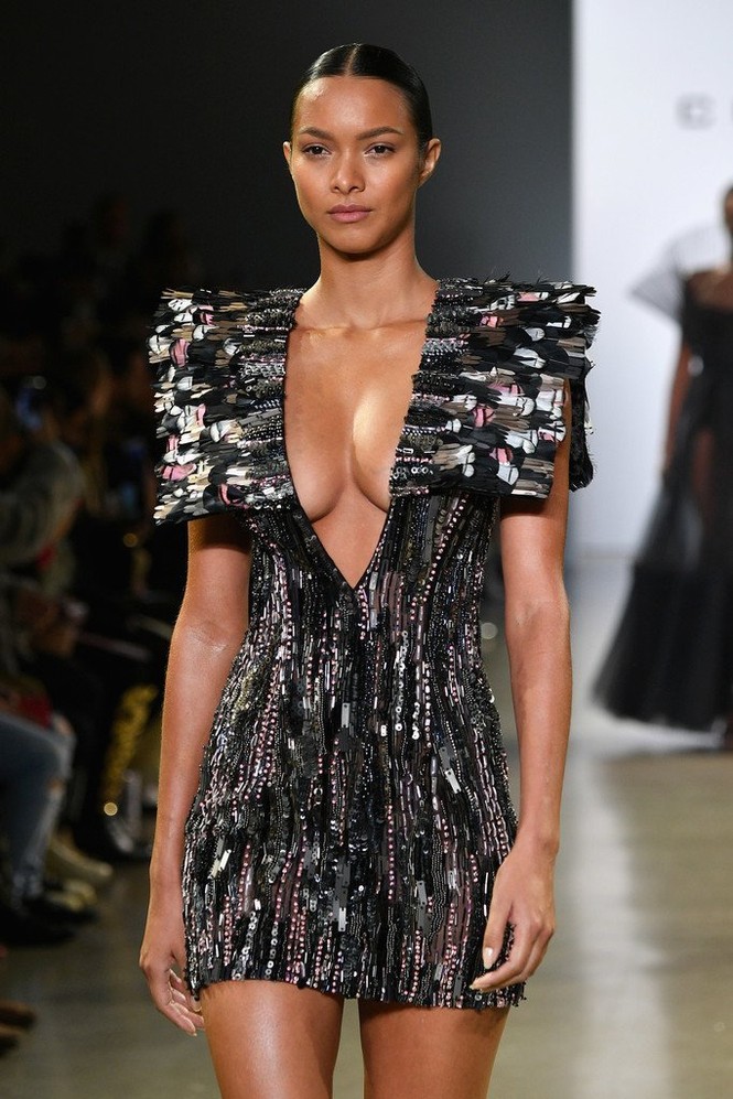 Siêu mẫu nội y Lais Ribeiro khoe dáng tuyệt mỹ trong show của Công Trí - ảnh 8