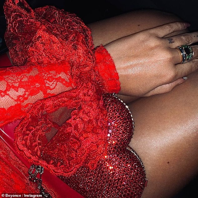 Beyonce khoe ảnh đón Valentine nóng 'bỏng mắt' - ảnh 6