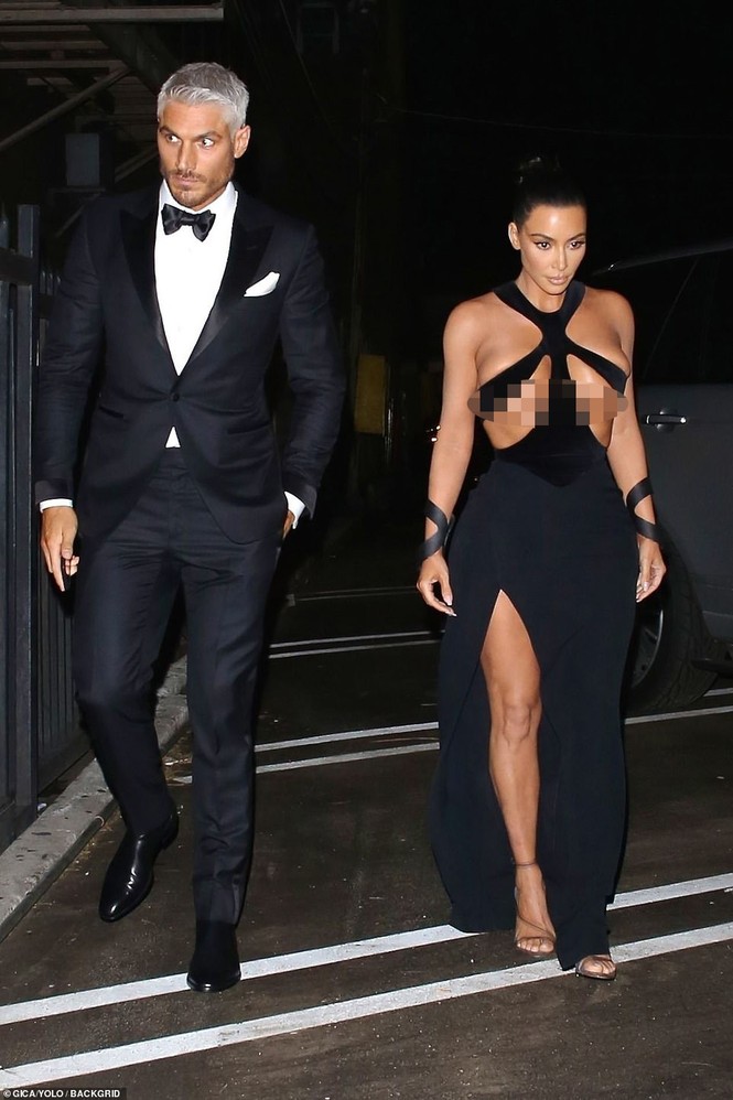 Choáng váng với váy cắt xẻ, khoe ngực quá đà của Kim Kardashian - ảnh 1