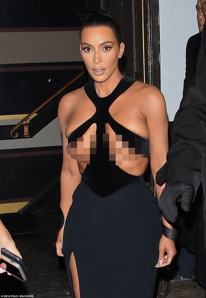 Choáng váng với váy cắt xẻ, khoe ngực quá đà của Kim Kardashian - ảnh 3