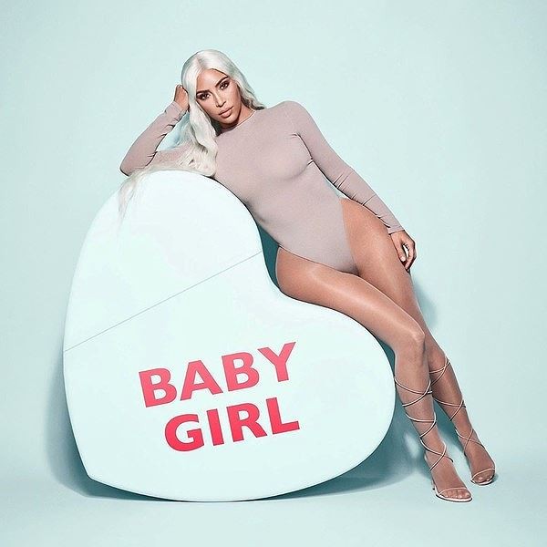 Choáng váng với váy cắt xẻ, khoe ngực quá đà của Kim Kardashian - ảnh 8