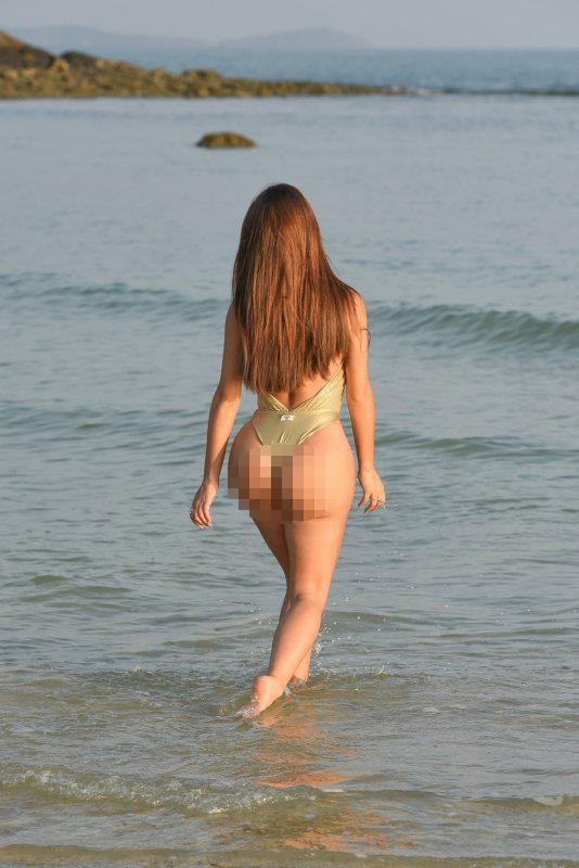 Nàng mẫu nội y Demi Rose khoe ba vòng 'bỏng rẫy' trên biển - ảnh 10