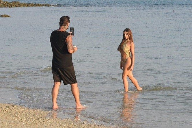 Nàng mẫu nội y Demi Rose khoe ba vòng 'bỏng rẫy' trên biển - ảnh 6