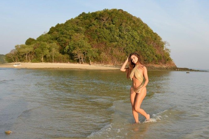 Nàng mẫu nội y Demi Rose khoe ba vòng 'bỏng rẫy' trên biển - ảnh 8