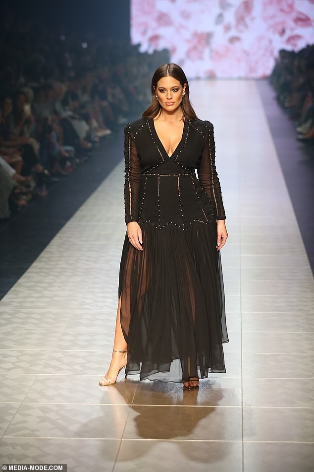Siêu mẫu ngoại cỡ Ashley Graham phô dáng cực quyến rũ trên sàn catwalk - ảnh 9