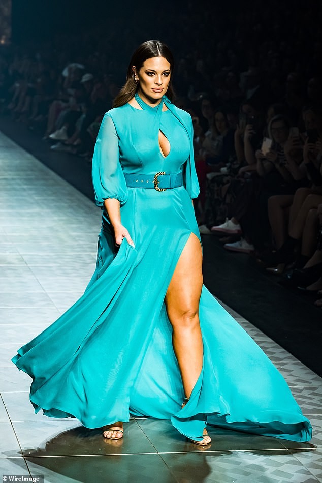 Siêu mẫu ngoại cỡ Ashley Graham phô dáng cực quyến rũ trên sàn catwalk - ảnh 6