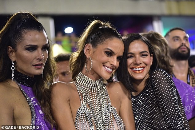 Siêu mẫu Izabel Goulart diện áo lót kim cương khoe gần trọn vòng 1 - ảnh 1