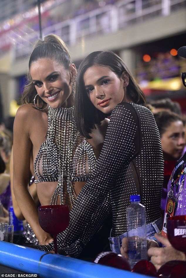 Siêu mẫu Izabel Goulart diện áo lót kim cương khoe gần trọn vòng 1 - ảnh 2