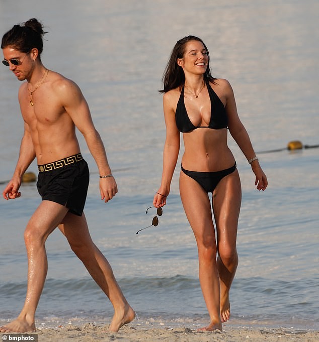 Helen Flanagan thả dáng tuyệt đẹp trên bãi biển với bikini 2 mảnh - ảnh 1