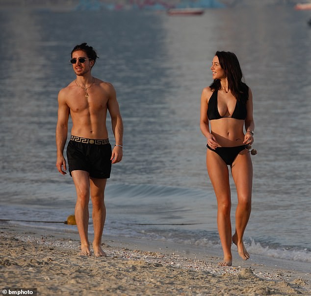 Helen Flanagan thả dáng tuyệt đẹp trên bãi biển với bikini 2 mảnh - ảnh 3