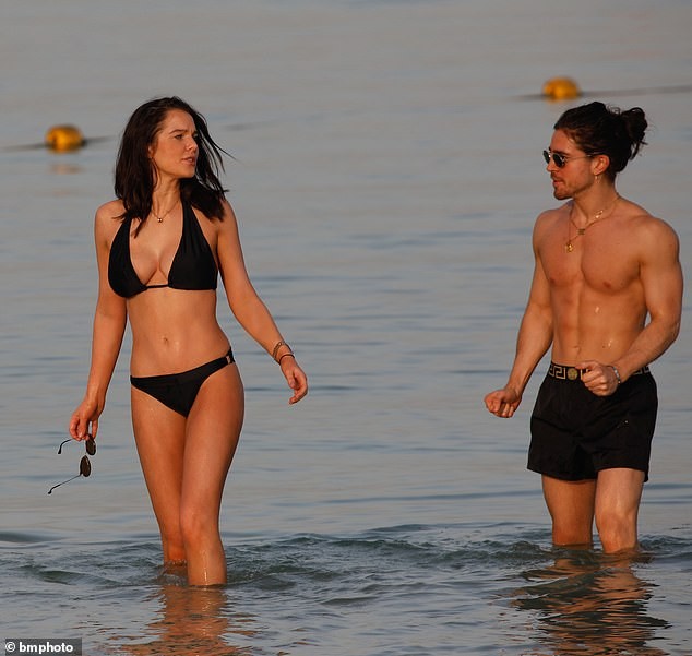Helen Flanagan thả dáng tuyệt đẹp trên bãi biển với bikini 2 mảnh - ảnh 4
