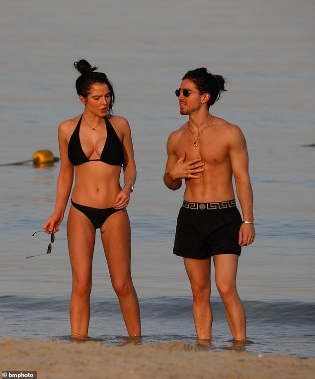 Helen Flanagan thả dáng tuyệt đẹp trên bãi biển với bikini 2 mảnh - ảnh 5