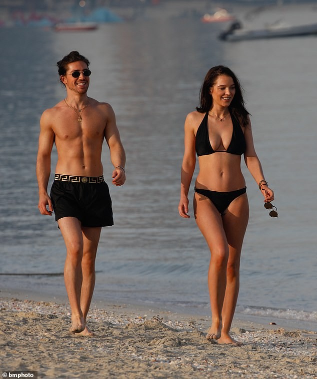 Helen Flanagan thả dáng tuyệt đẹp trên bãi biển với bikini 2 mảnh - ảnh 8