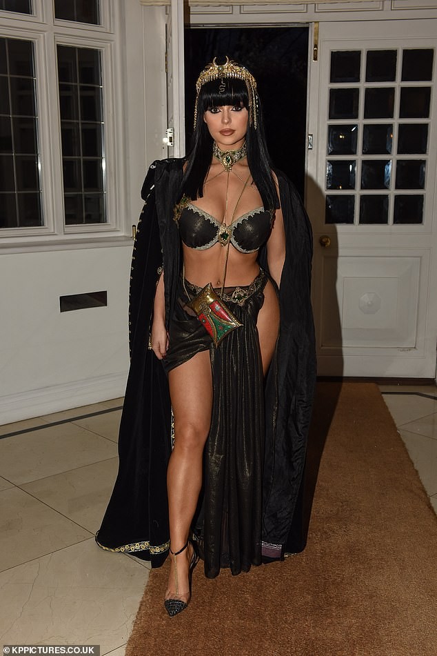 Demi Rose khoe đường cong 'bỏng rẫy' với tạo hình nữ hoàng Cleopatra - ảnh 4