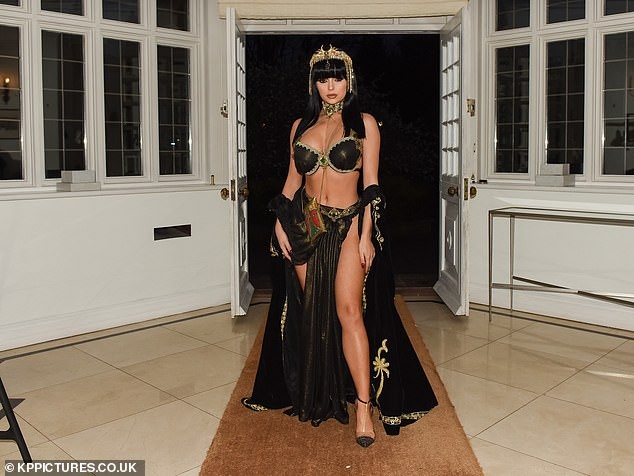 Demi Rose khoe đường cong 'bỏng rẫy' với tạo hình nữ hoàng Cleopatra - ảnh 8