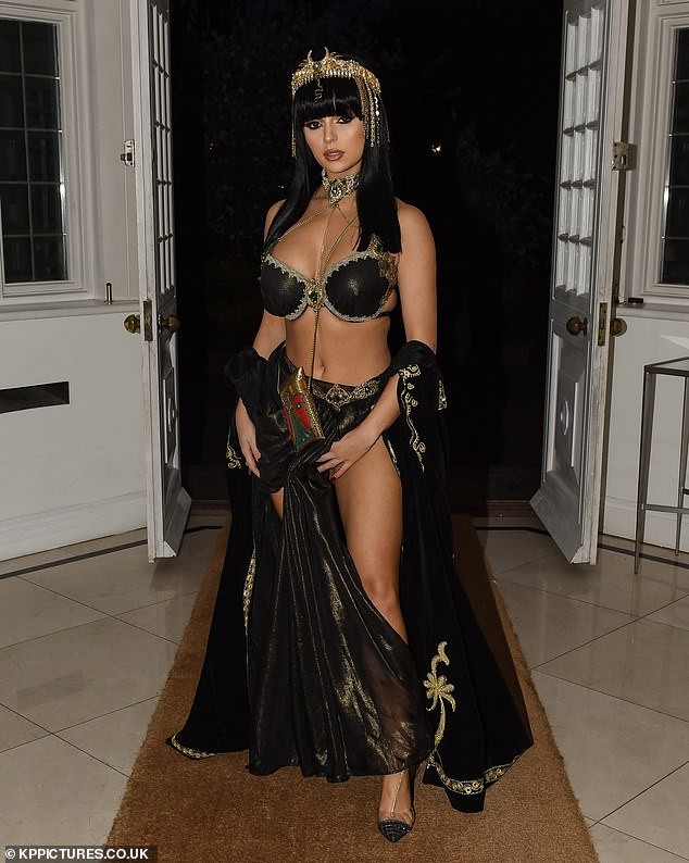 Demi Rose khoe đường cong 'bỏng rẫy' với tạo hình nữ hoàng Cleopatra - ảnh 9