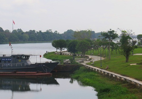 Nhiều chuyên gia khuyên Huế nhận bức tượng 'Người đàn ông cúi đầu' - ảnh 1