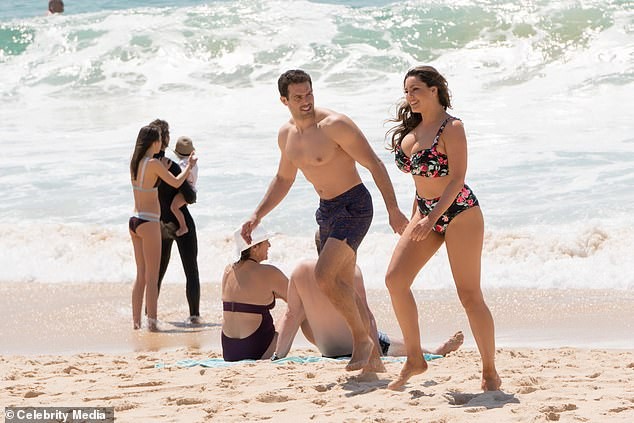 Mỹ nhân được coi là 'kỳ quan thứ 8' khoe đường cong 'bỏng mắt' với bikini - ảnh 3