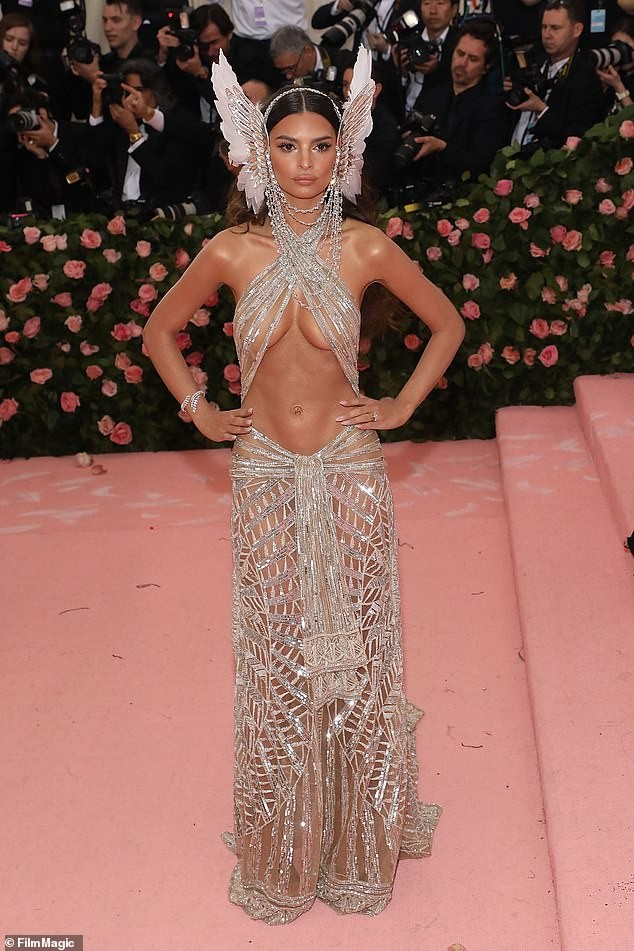 Emily Ratajkowski mặc áo vest không nội y khoe vòng 1 nóng bỏng - ảnh 7