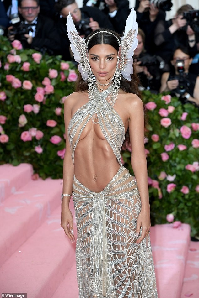 Emily Ratajkowski mặc áo vest không nội y khoe vòng 1 nóng bỏng - ảnh 8