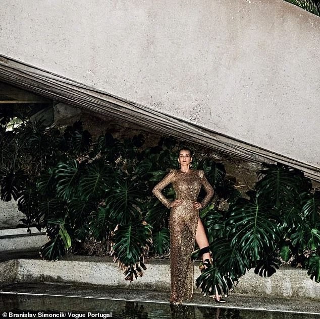Sharon Stonen bán nude trên Vogue ở tuổi 61, tái hiện nhân vật 'Bản năng gốc' - ảnh 2