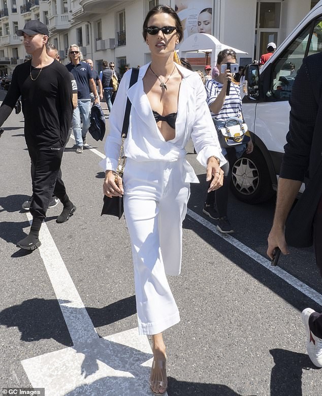 Alessandra Ambrosio lăng xê mốt khoe nội y dạo phố - ảnh 4