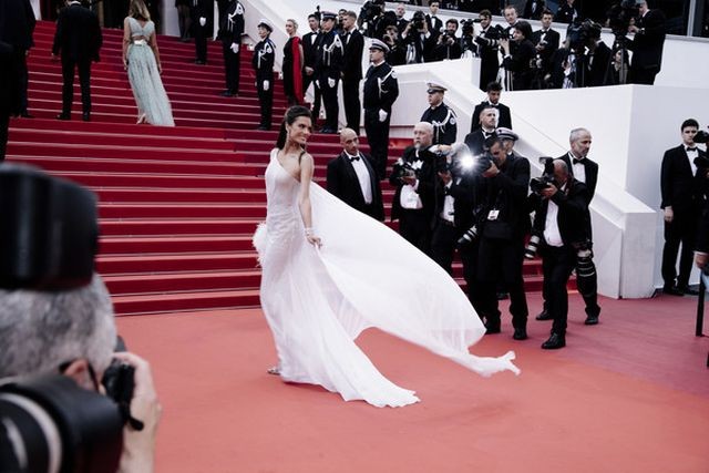 Alessandra Ambrosio lăng xê mốt khoe nội y dạo phố - ảnh 9
