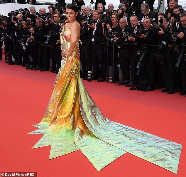 'Hoa hậu đẹp nhất mọi thời đại' Aishwarya Rai quyến rũ trên thảm đỏ Cannes - ảnh 7