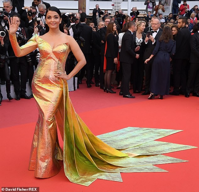 'Hoa hậu đẹp nhất mọi thời đại' Aishwarya Rai quyến rũ trên thảm đỏ Cannes - ảnh 8