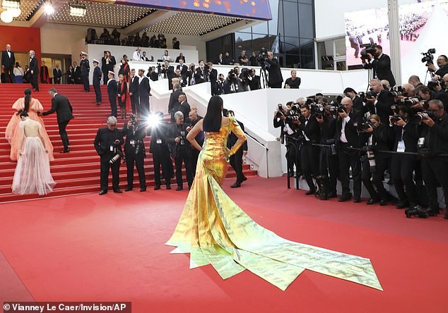 'Hoa hậu đẹp nhất mọi thời đại' Aishwarya Rai quyến rũ trên thảm đỏ Cannes - ảnh 10