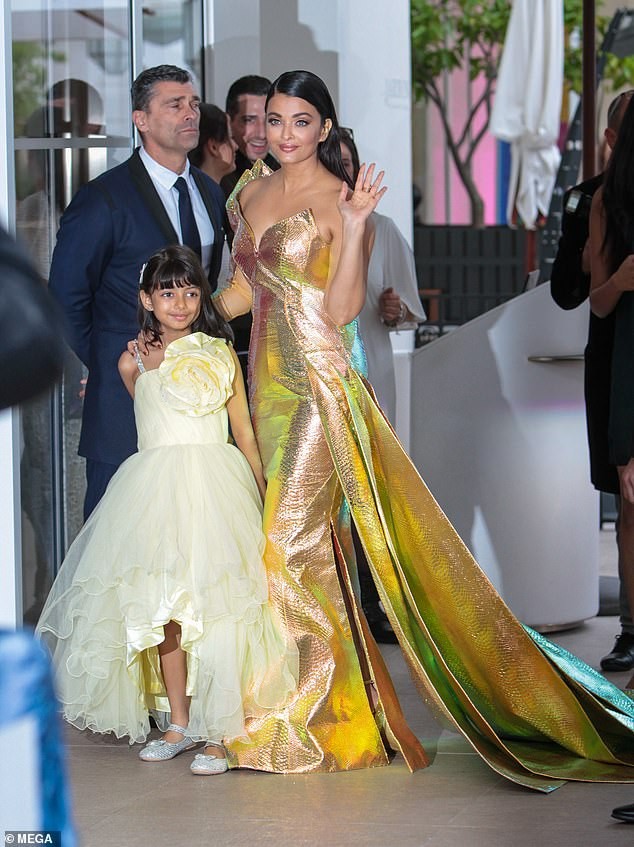 'Hoa hậu đẹp nhất mọi thời đại' Aishwarya Rai quyến rũ trên thảm đỏ Cannes - ảnh 11