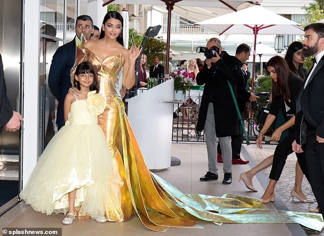 'Hoa hậu đẹp nhất mọi thời đại' Aishwarya Rai quyến rũ trên thảm đỏ Cannes - ảnh 12