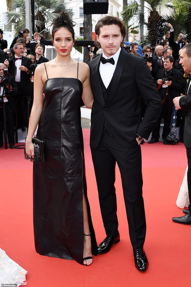Cậu cả nhà Beckham đắm đuối bạn gái hơn tuổi trên thảm đỏ Cannes - ảnh 1