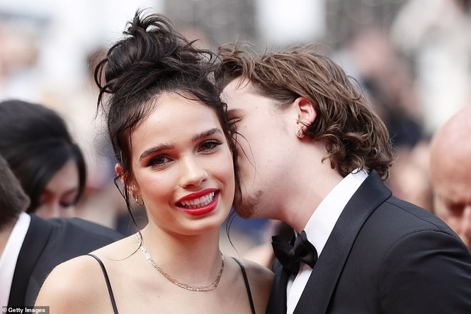 Cậu cả nhà Beckham đắm đuối bạn gái hơn tuổi trên thảm đỏ Cannes - ảnh 2
