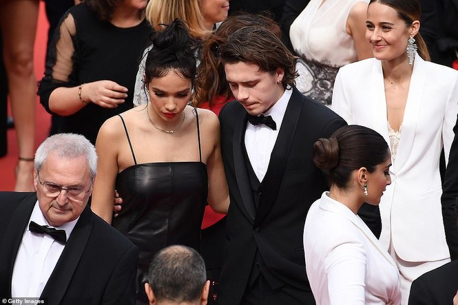 Cậu cả nhà Beckham đắm đuối bạn gái hơn tuổi trên thảm đỏ Cannes - ảnh 4