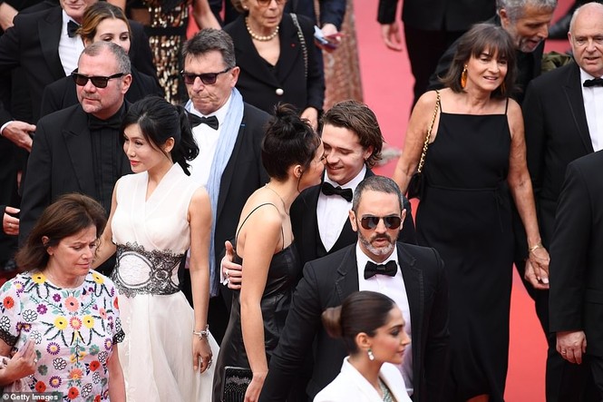 Cậu cả nhà Beckham đắm đuối bạn gái hơn tuổi trên thảm đỏ Cannes - ảnh 3
