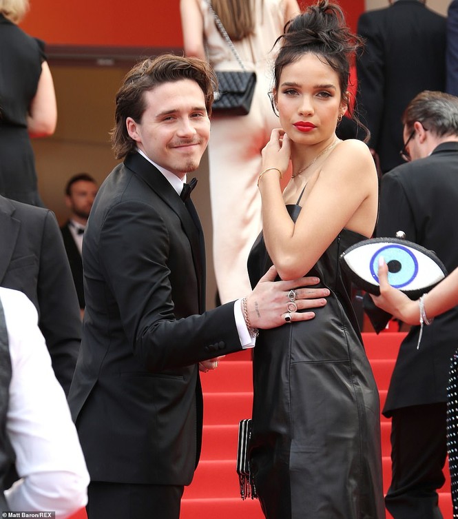 Cậu cả nhà Beckham đắm đuối bạn gái hơn tuổi trên thảm đỏ Cannes - ảnh 5