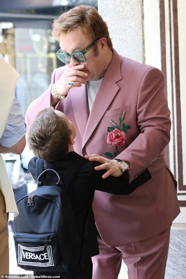 Danh ca Elton John ôm hôn bạn đời đồng giới trên phố - ảnh 3