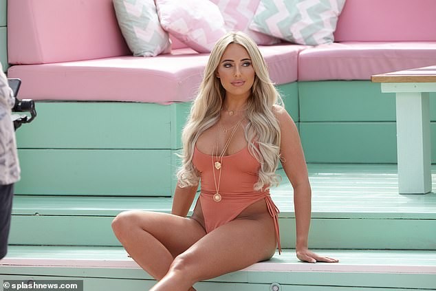 Amber Turner 'thiêu đốt' ánh nhìn với thể hình 'nảy lửa' - ảnh 1