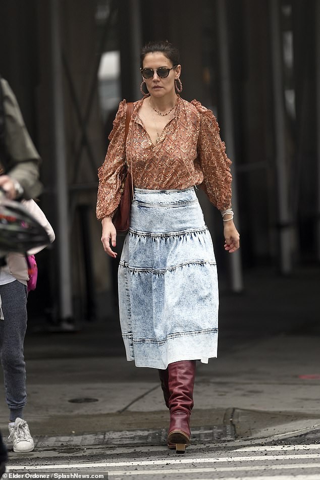 Katie Holmes lại 'mất điểm' với gu ăn mặc kém sang trên phố - ảnh 3