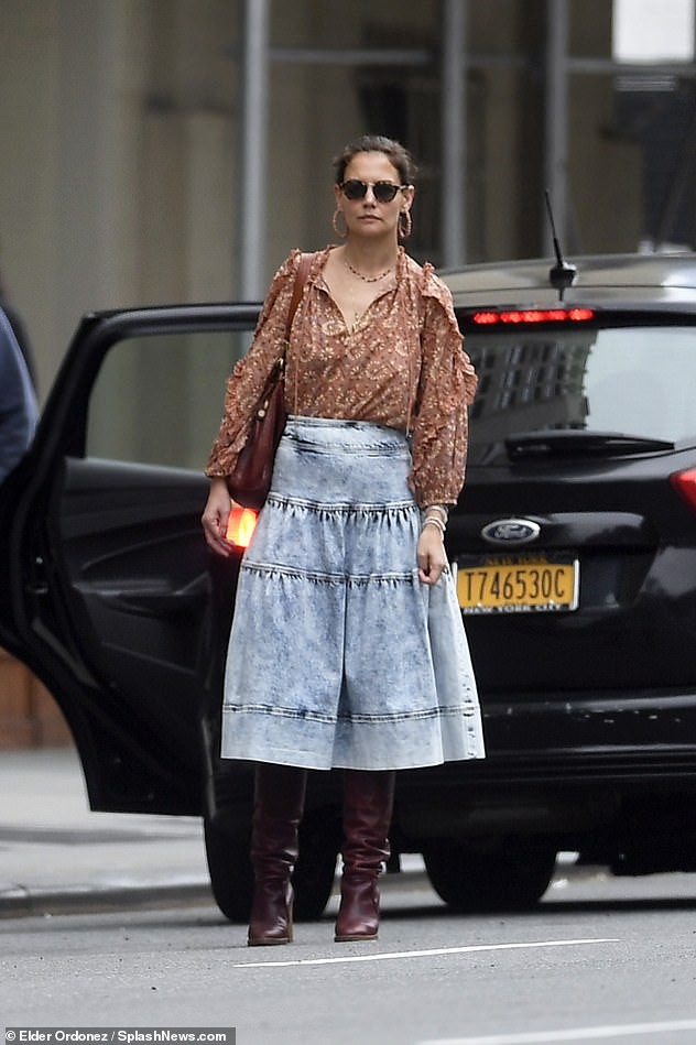 Katie Holmes lại 'mất điểm' với gu ăn mặc kém sang trên phố - ảnh 4