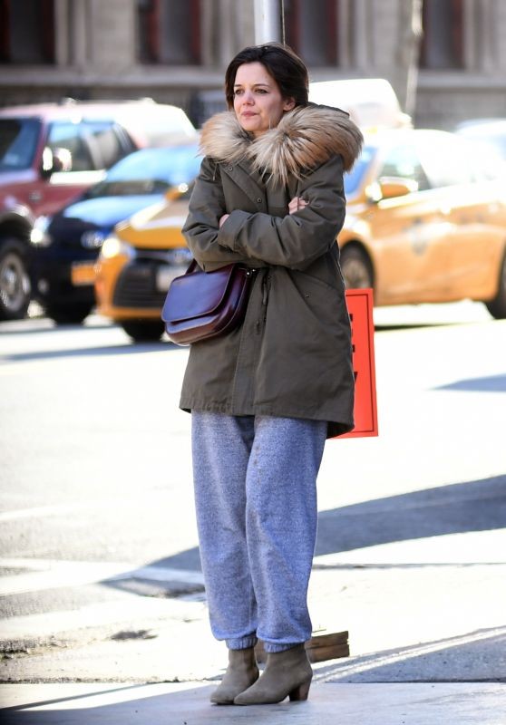 Katie Holmes lại 'mất điểm' với gu ăn mặc kém sang trên phố - ảnh 10