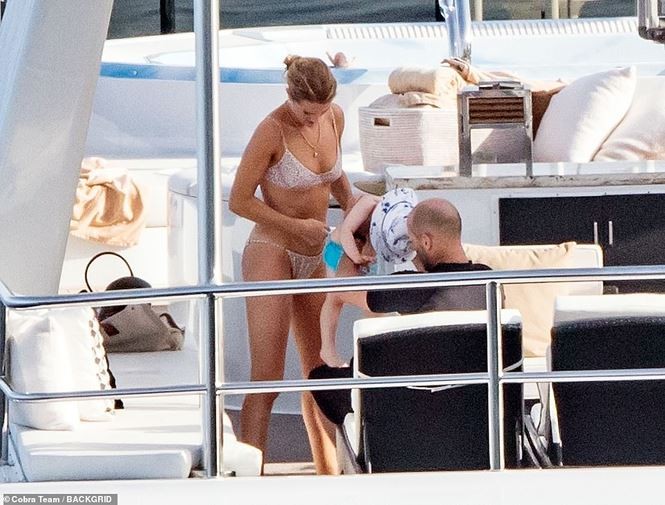 Bạn gái 'Người vận chuyển' khoe dáng đẹp như tạc tượng với bikini - ảnh 8