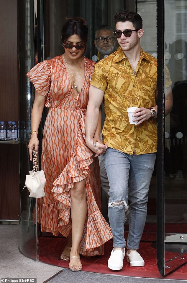 Hoa hậu Priyanka Chopra đắm đuối ôm hôn chồng kém 10 tuổi trên phố - ảnh 8